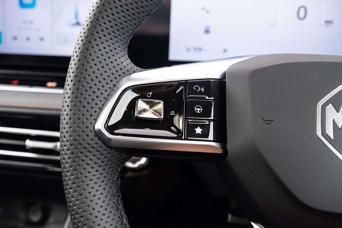 2025 MG HS Essence AS33