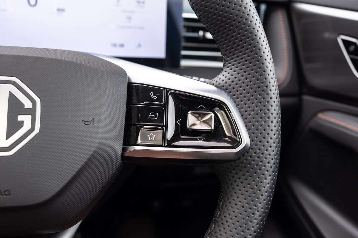 2025 MG HS Essence AS33