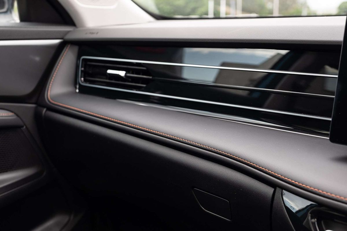 2025 MG HS Essence AS33