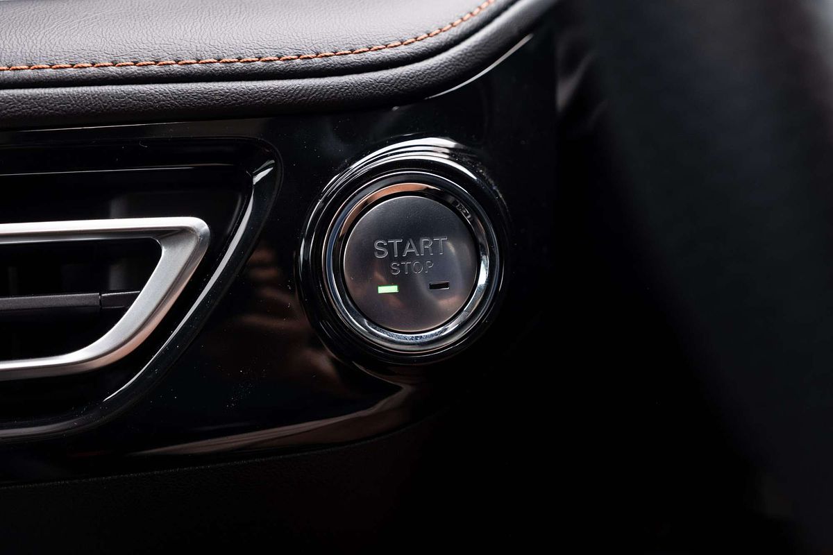 2025 MG HS Essence AS33