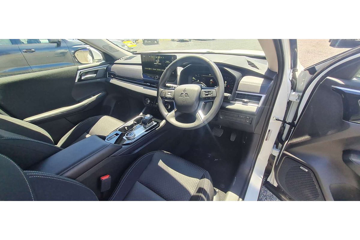 2025 Mitsubishi Outlander ES ZM