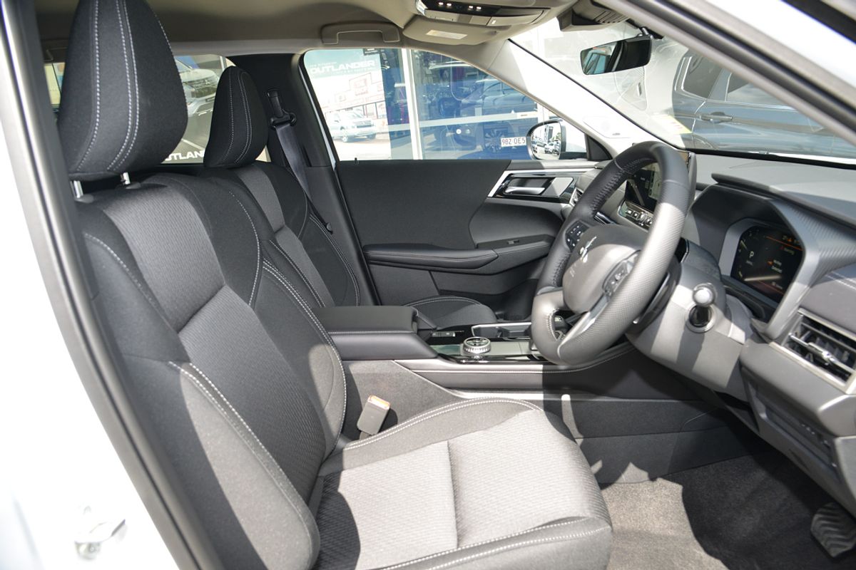 2025 Mitsubishi Outlander LS ZM