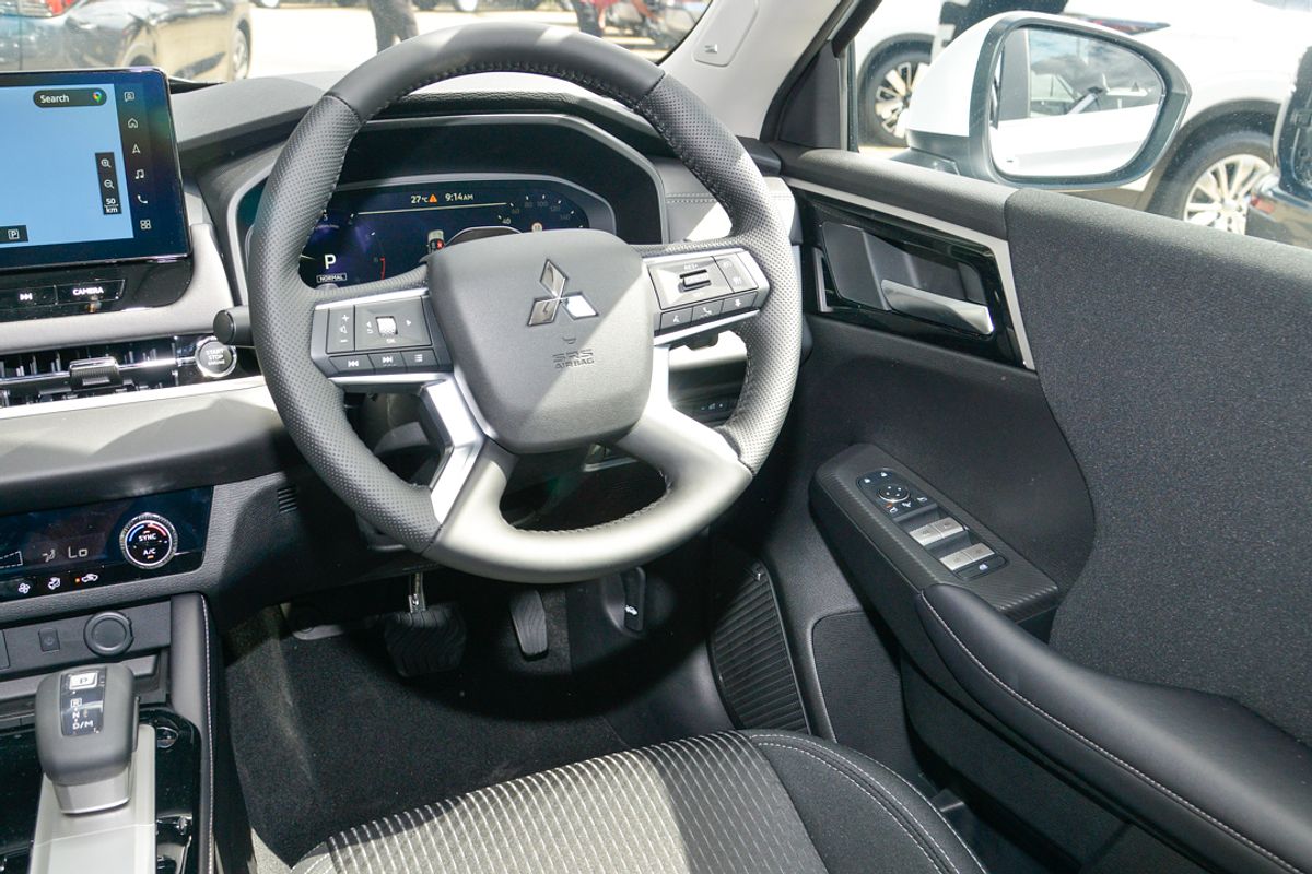 2025 Mitsubishi Outlander LS ZM