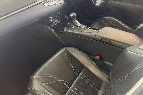 2019 Lexus ES ES300h Sports Luxury AXZH10R