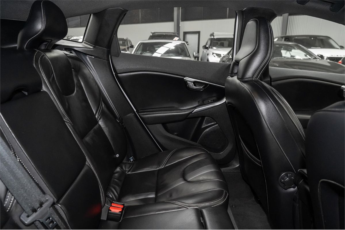 2017 Volvo V40 T5 R-Design