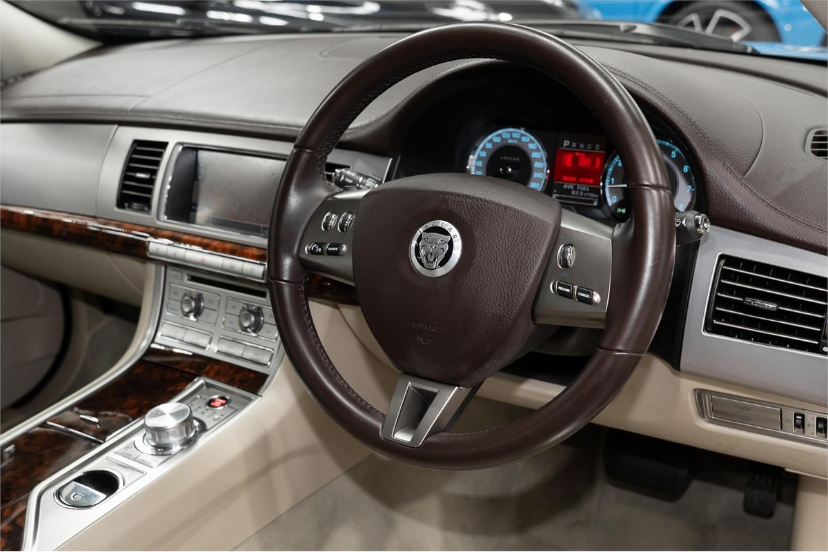 2010 Jaguar XF Luxury X250