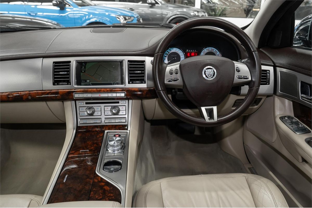 2010 Jaguar XF Luxury X250