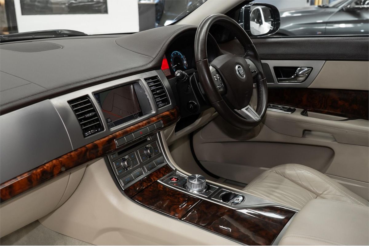 2010 Jaguar XF Luxury X250