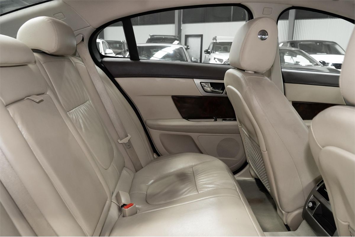 2010 Jaguar XF Luxury X250