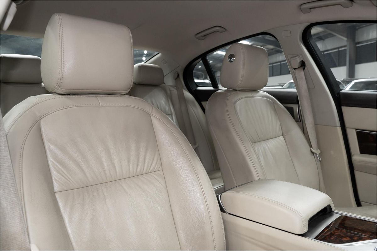 2010 Jaguar XF Luxury X250