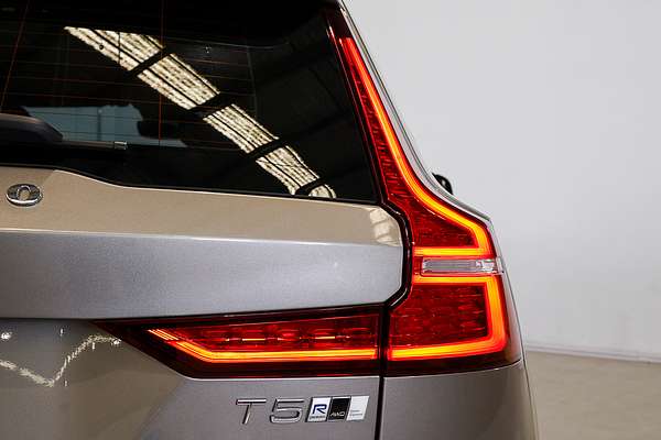 2019 Volvo V60 T5 R-Design
