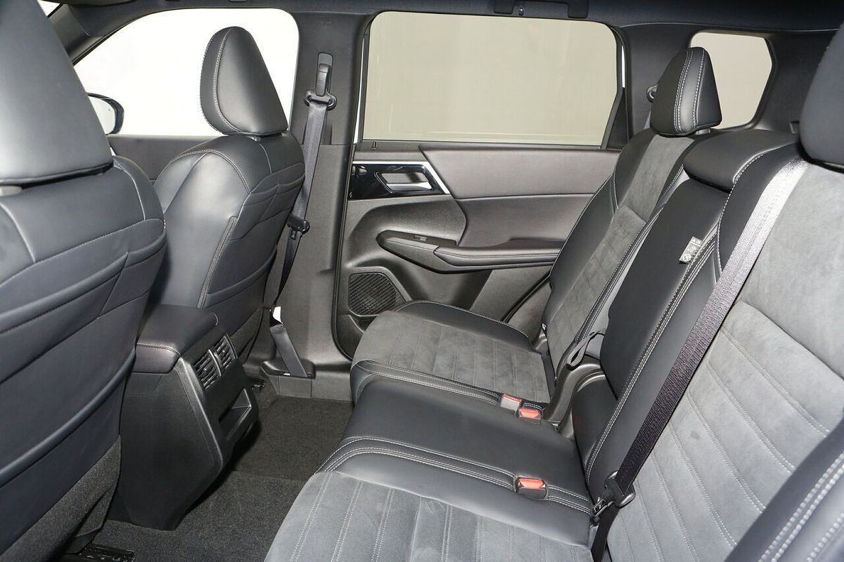 2024 Mitsubishi Outlander Black Edition ZM