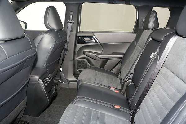 2024 Mitsubishi Outlander Black Edition ZM