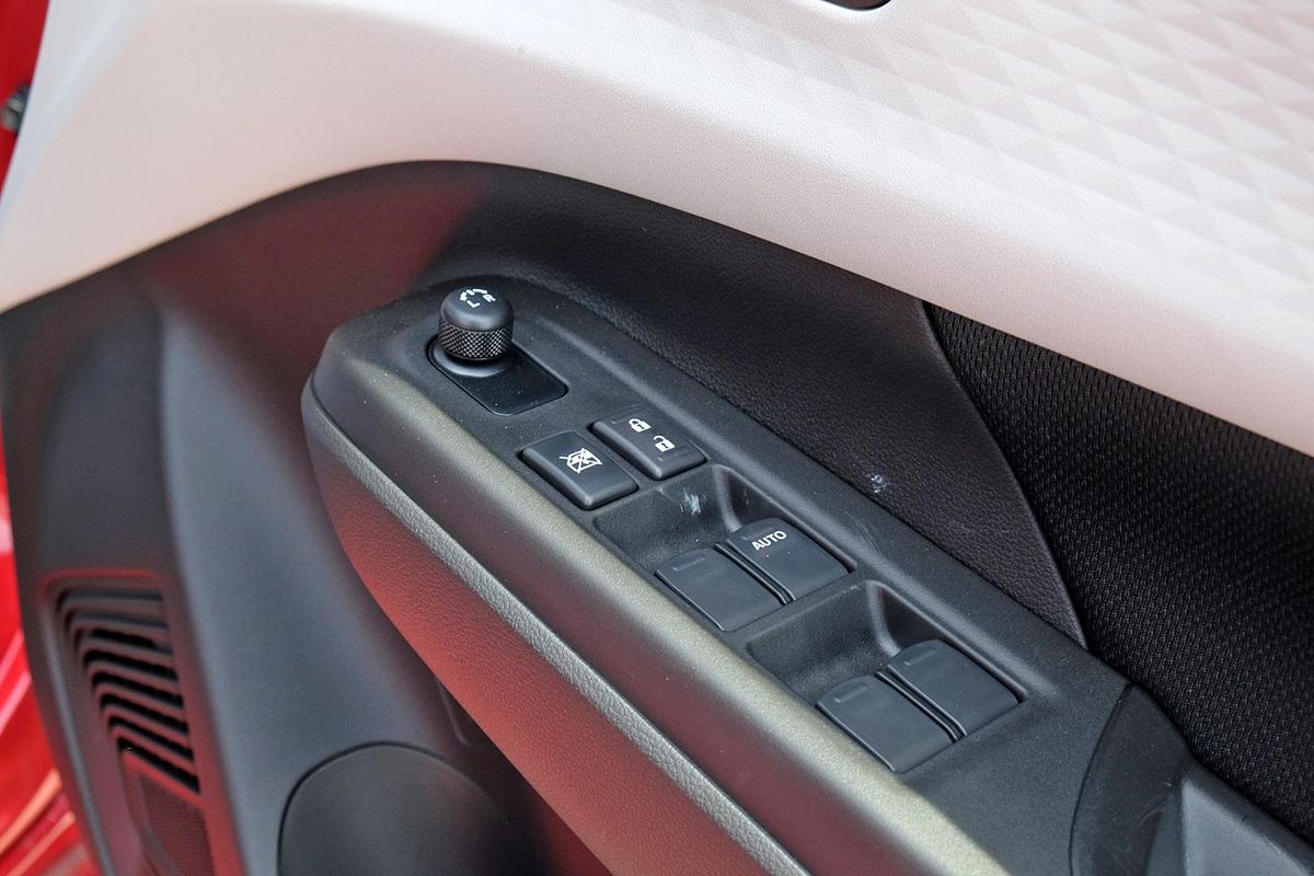 2025 Suzuki Swift Hybrid UZ