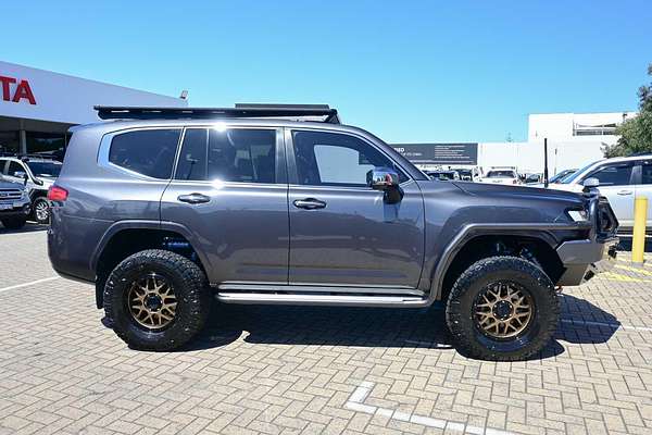 2022 Toyota Landcruiser Sahara FJA300R