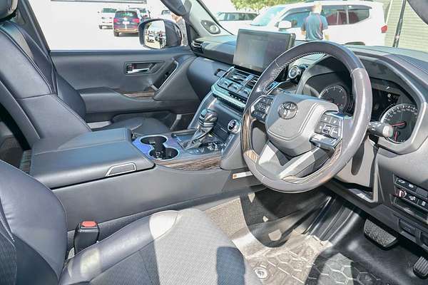 2022 Toyota Landcruiser Sahara FJA300R