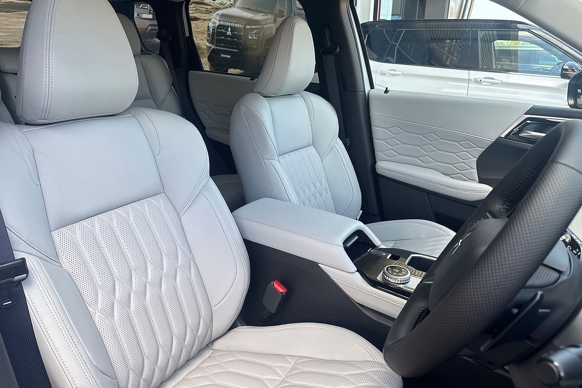 2025 Mitsubishi Outlander Exceed ZM