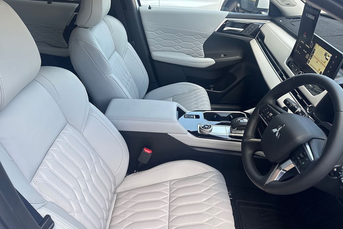 2025 Mitsubishi Outlander Exceed ZM