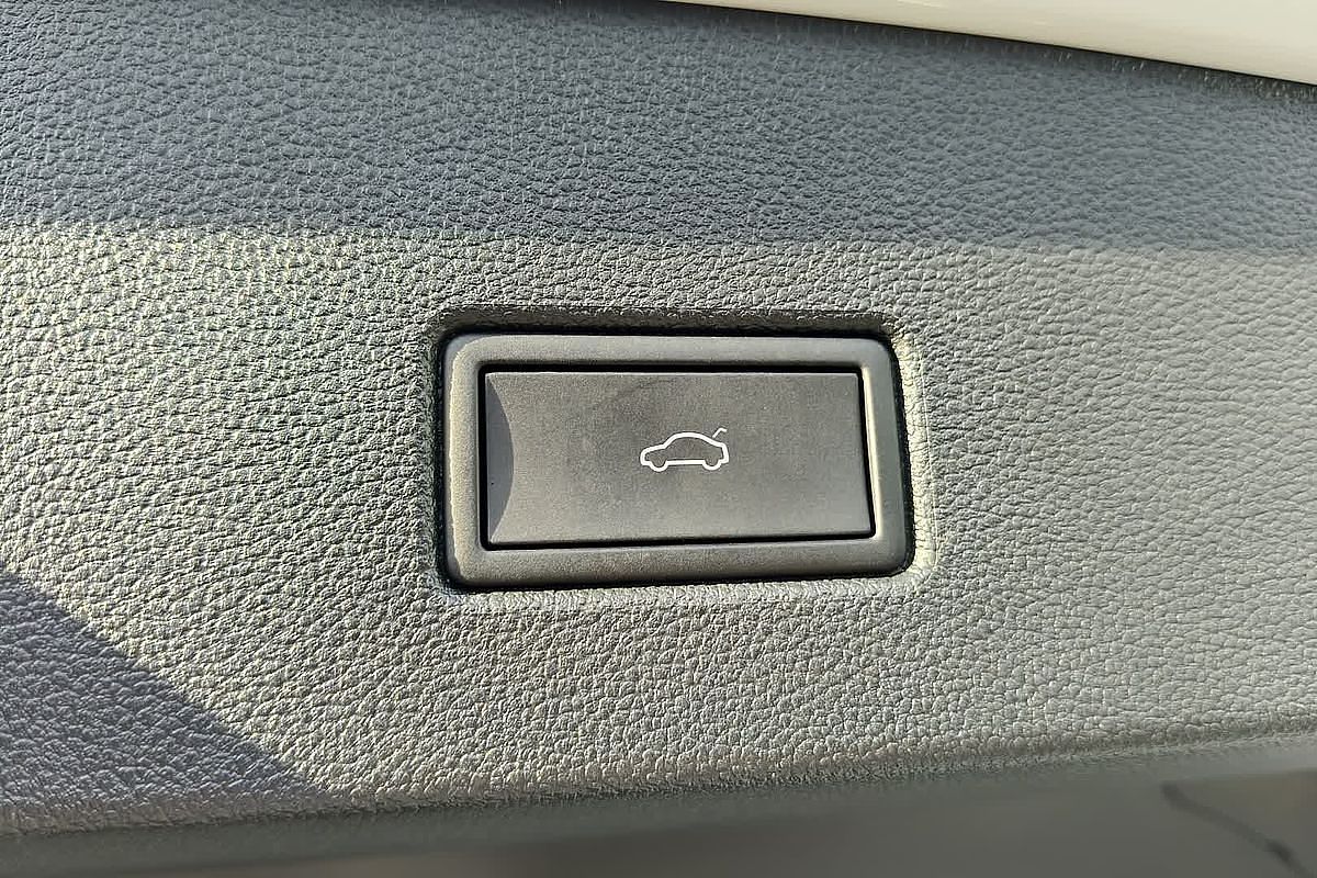 2022 Volkswagen T-Roc 140TSI R-Line D11