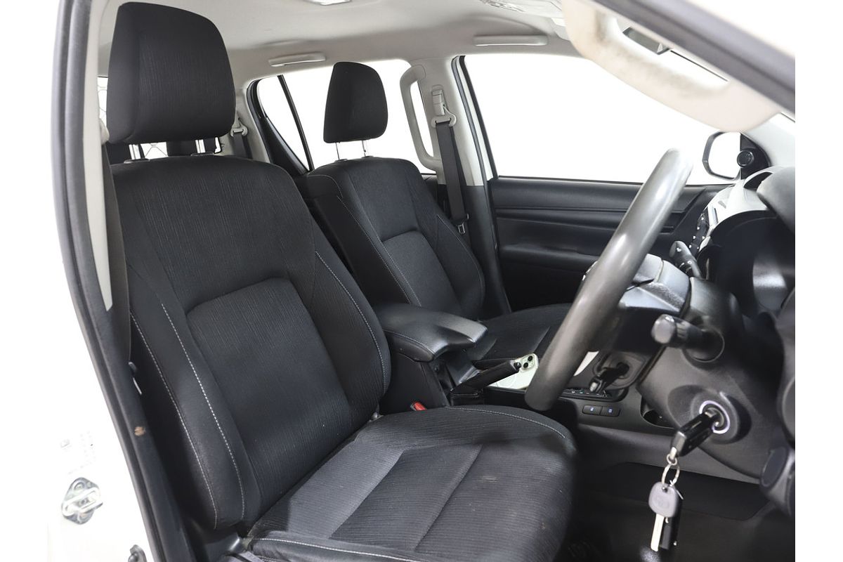 Hilux 4x4 SR 2.8L T Diesel Automatic Double Cab C/C