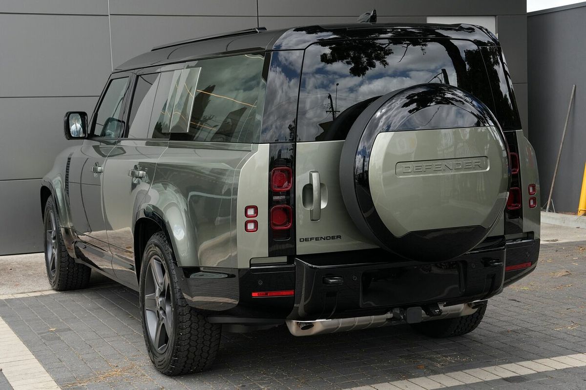 2025 Land Rover Defender 130 P400 X-Dynamic SE L663