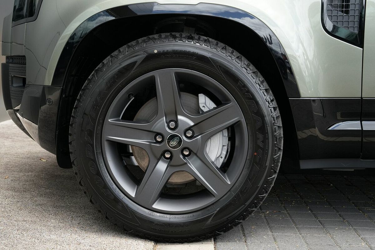 2025 Land Rover Defender 130 P400 X-Dynamic SE L663