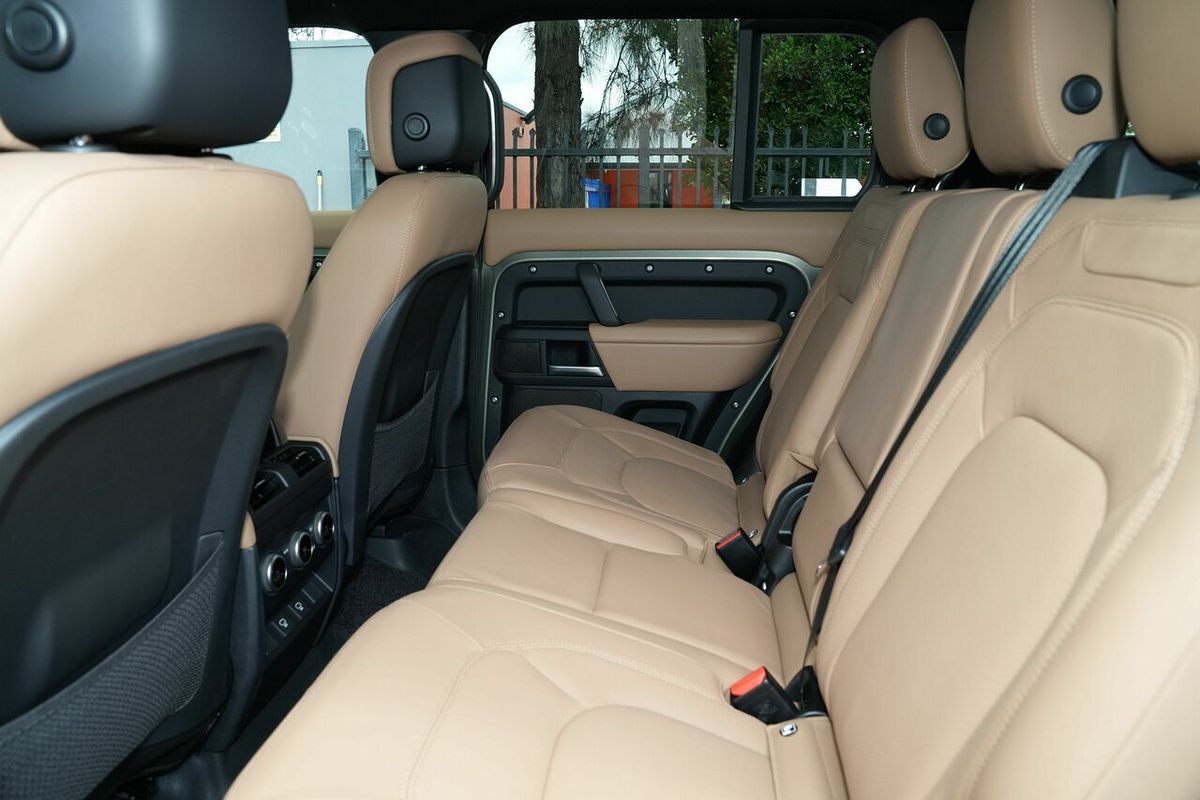 2025 Land Rover Defender 130 P400 X-Dynamic SE L663