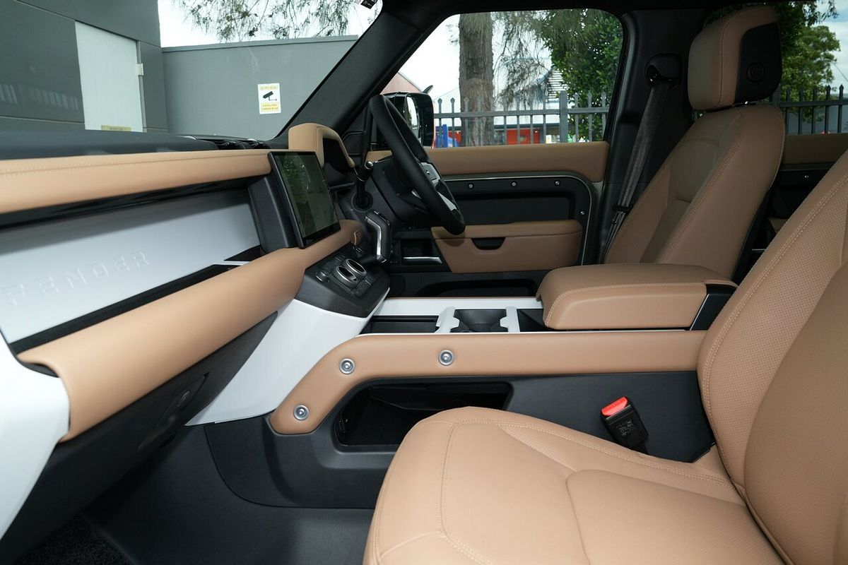 2025 Land Rover Defender 130 P400 X-Dynamic SE L663