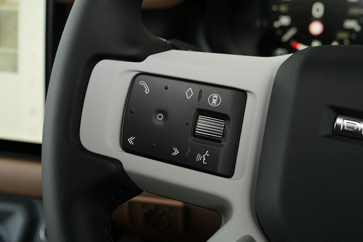2025 Land Rover Defender 130 P400 X-Dynamic SE L663
