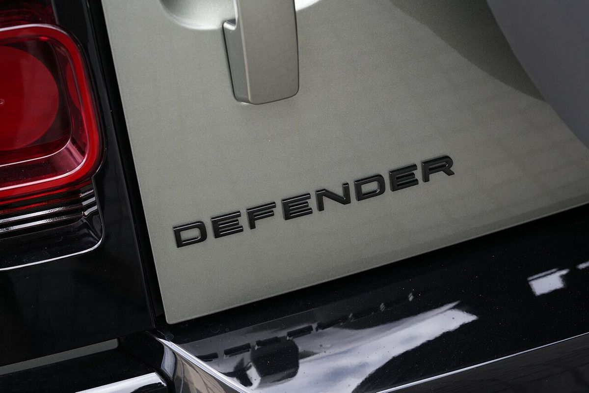 2025 Land Rover Defender 130 P400 X-Dynamic SE L663
