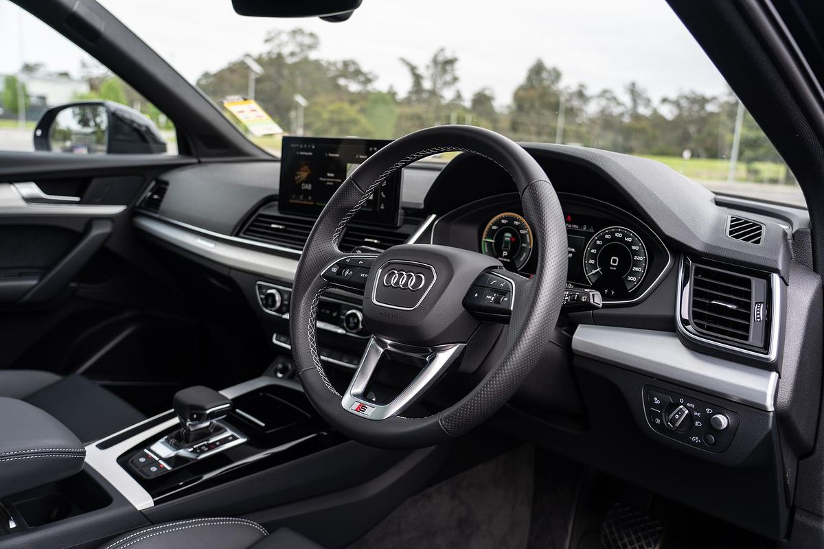 2025 Audi Q5 55 TFSI e S line FY