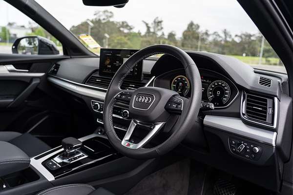 2025 Audi Q5 55 TFSI e S line FY