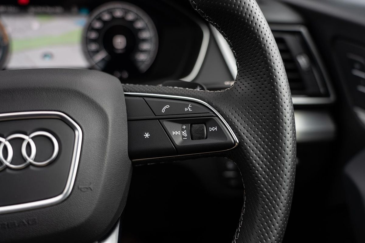 2025 Audi Q5 55 TFSI e S line FY