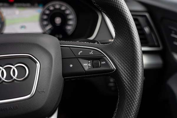 2025 Audi Q5 55 TFSI e S line FY