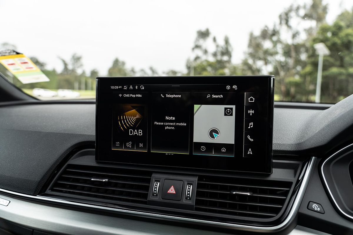 2025 Audi Q5 55 TFSI e S line FY