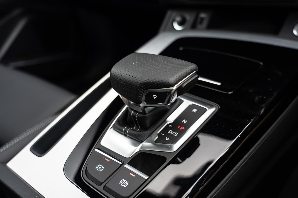 2025 Audi Q5 55 TFSI e S line FY