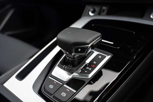 2025 Audi Q5 55 TFSI e S line FY