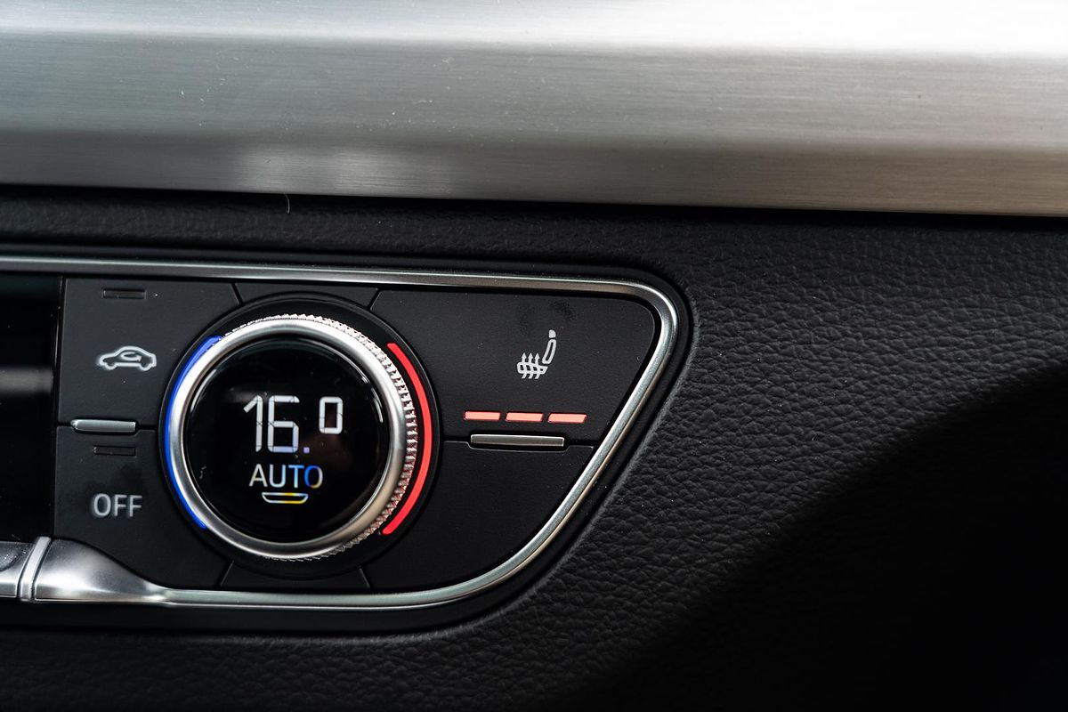 2025 Audi Q5 55 TFSI e S line FY