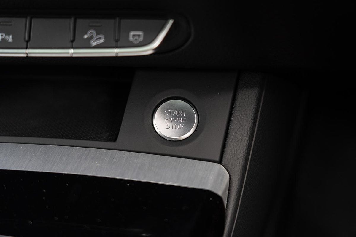 2025 Audi Q5 55 TFSI e S line FY