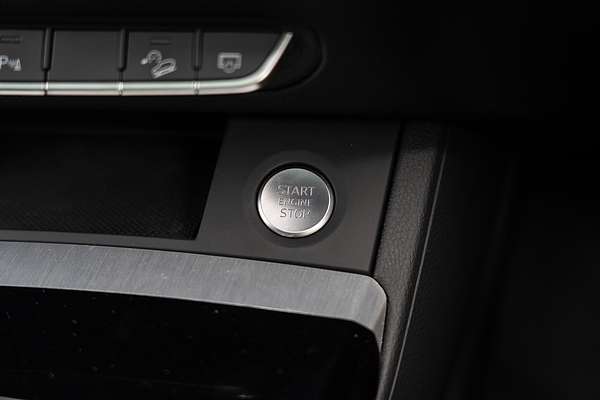 2025 Audi Q5 55 TFSI e S line FY