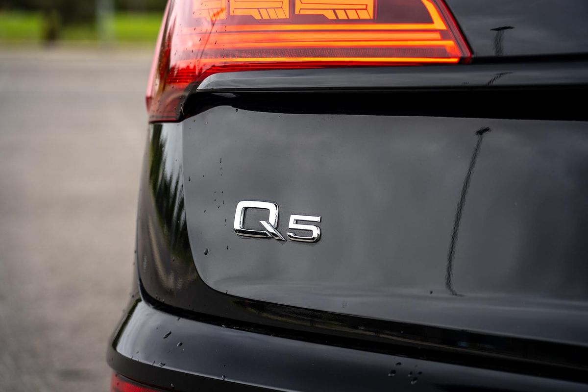 2025 Audi Q5 55 TFSI e S line FY