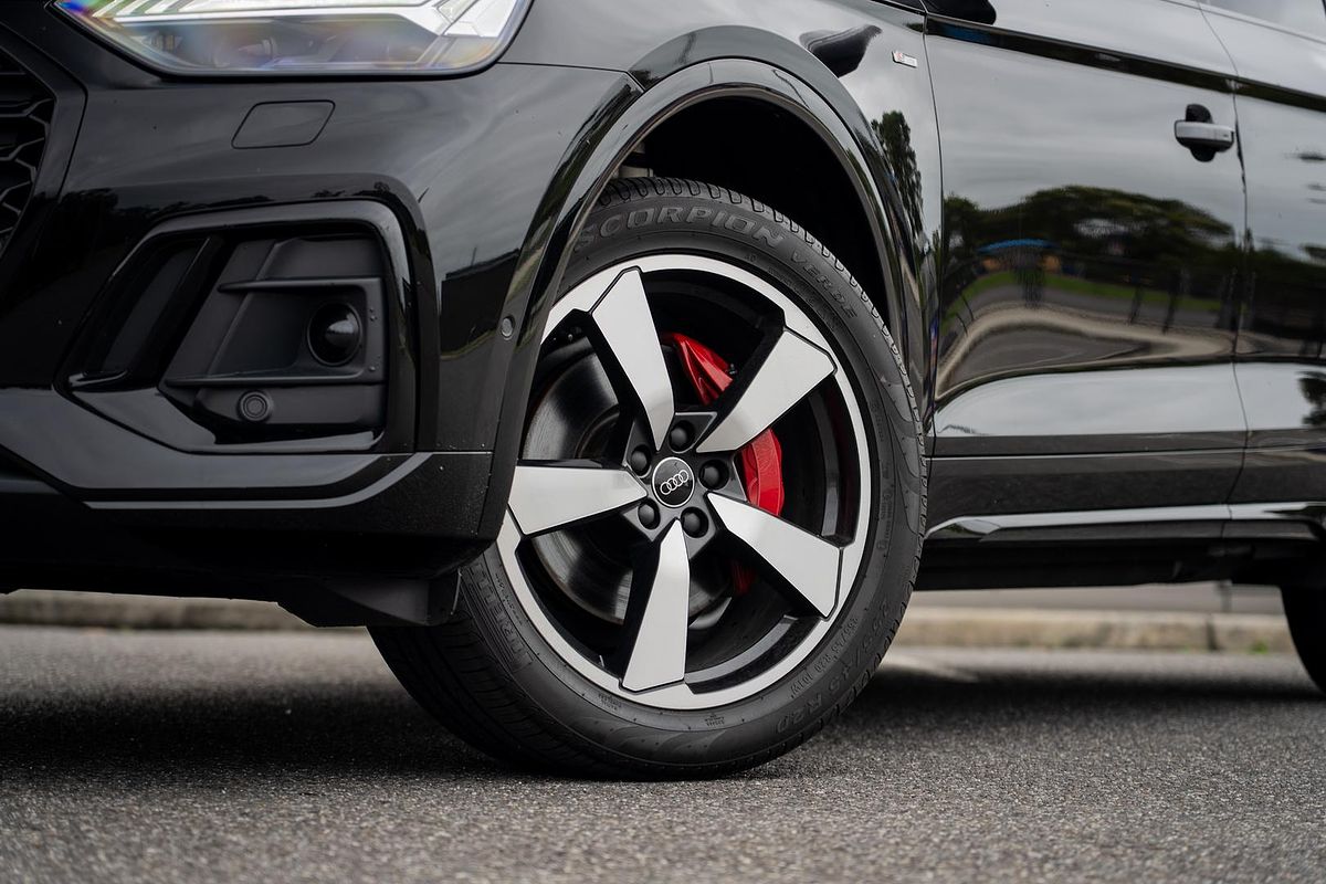 2025 Audi Q5 55 TFSI e S line FY