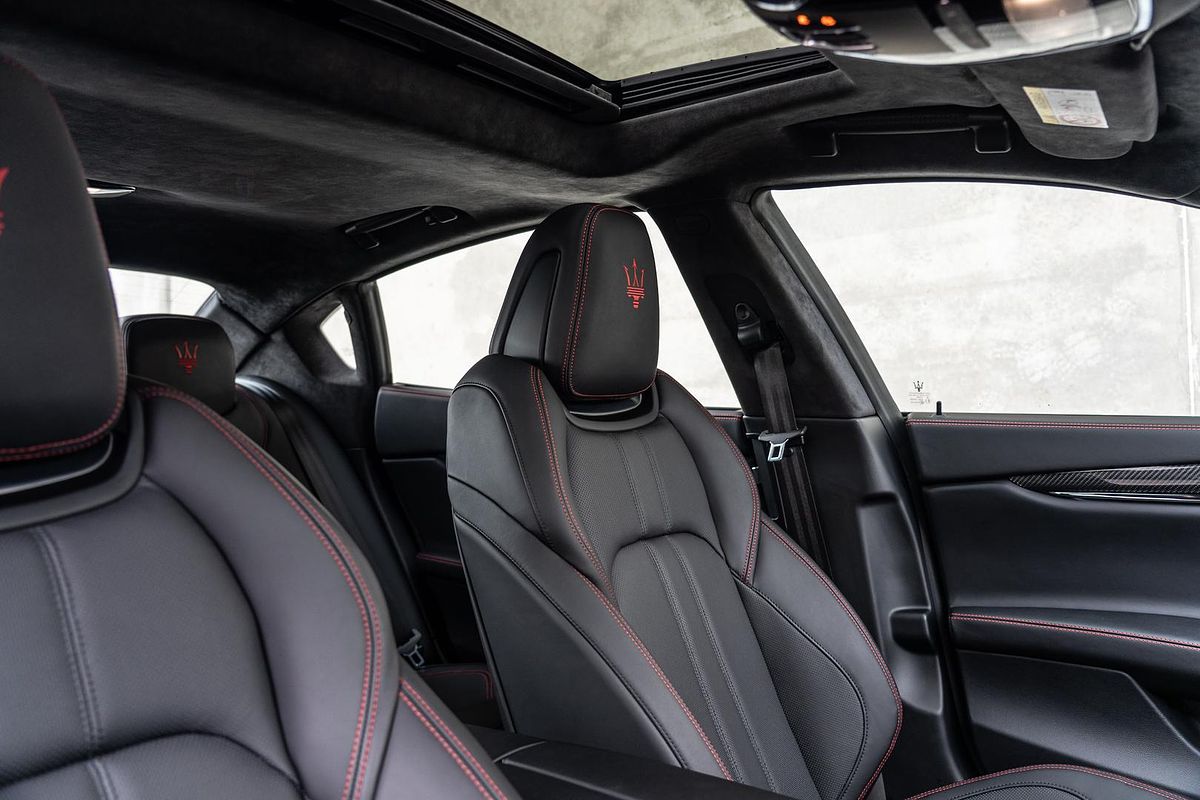 2018 Maserati Quattroporte GTS GranSport Nerissimo Edition M156