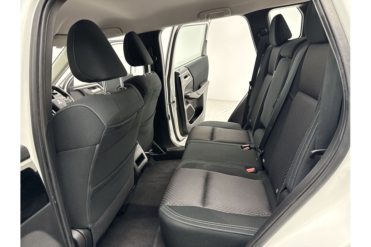 2022 Mitsubishi Outlander ES ZM