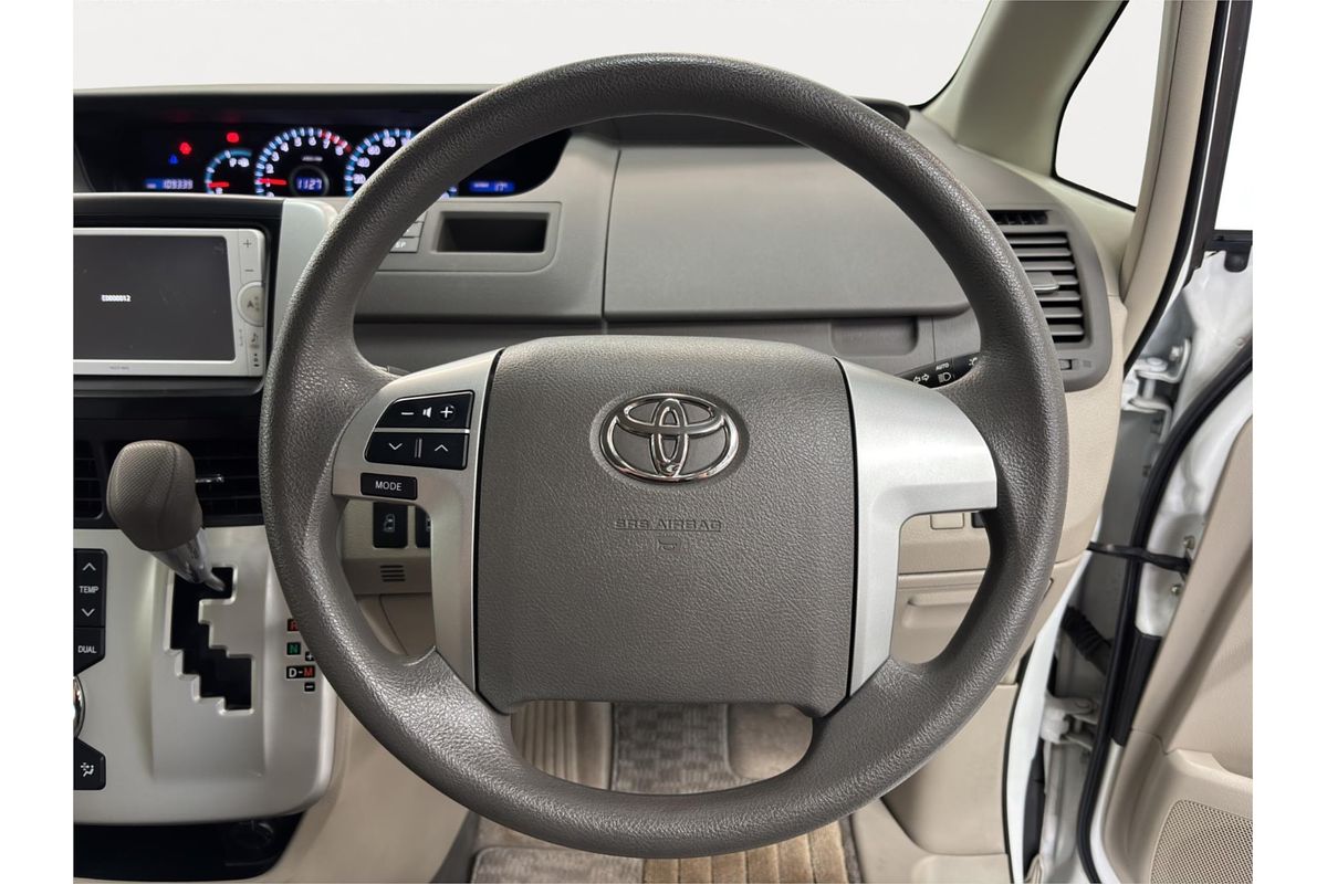 2013 Toyota Noah Welcab 4WD ZZR70