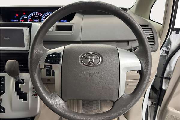 2013 Toyota Noah Welcab 4WD ZZR70