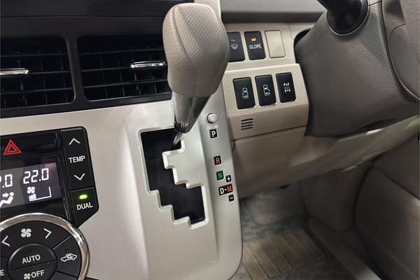 2013 Toyota Noah Welcab 4WD ZZR70