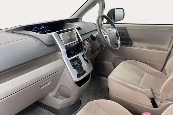 2013 Toyota Noah Welcab 4WD ZZR70