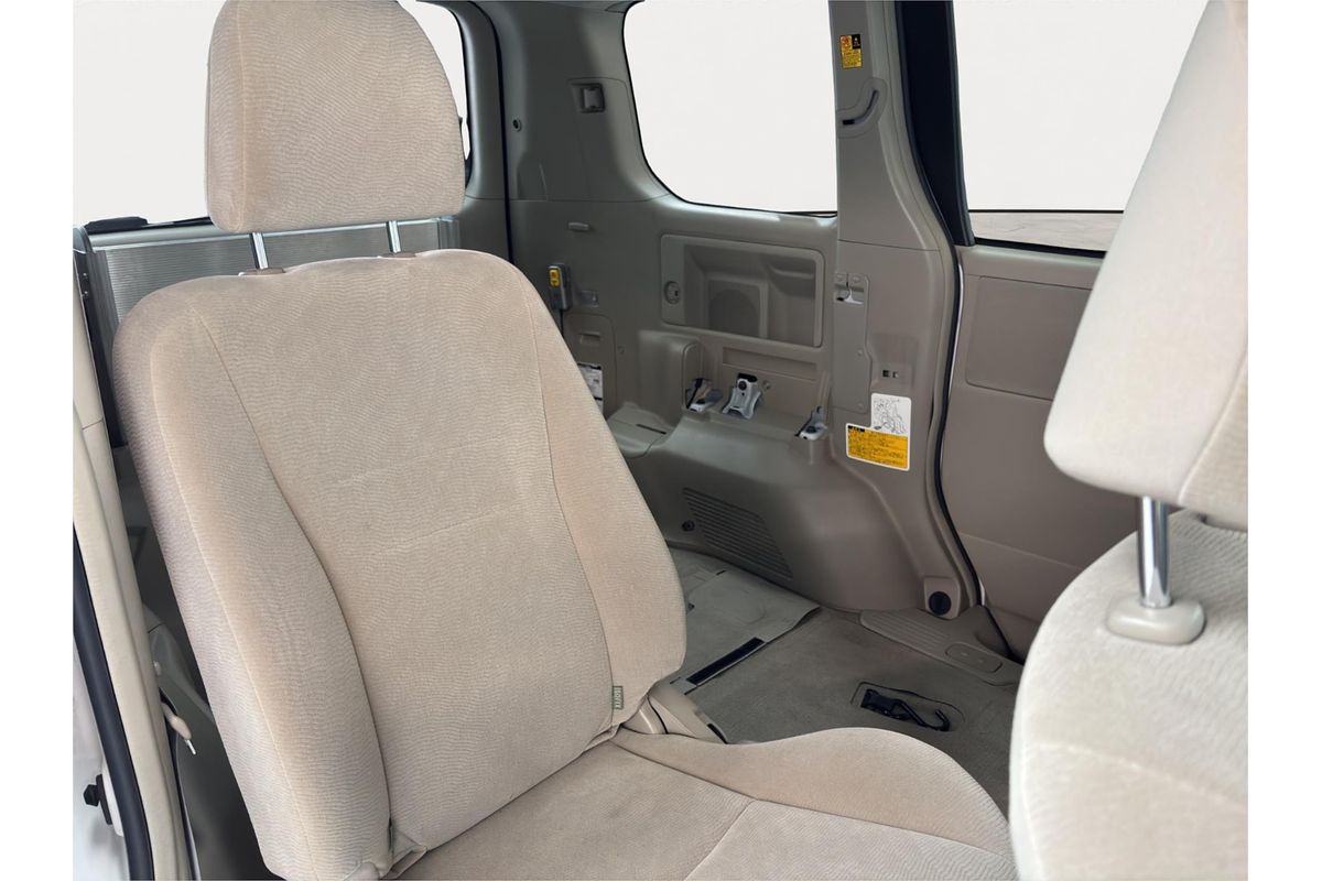 2013 Toyota Noah Welcab 4WD ZZR70