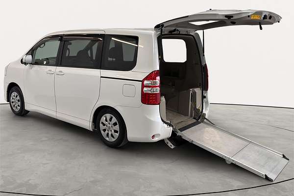 2013 Toyota Noah Welcab 4WD ZZR70